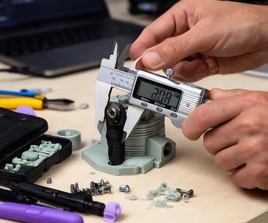Prototipo funcional impreso en 3D siendo revisado con un calibre digital