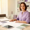 Directora de producto planificando una interfaz editorial en una mesa de trabajo